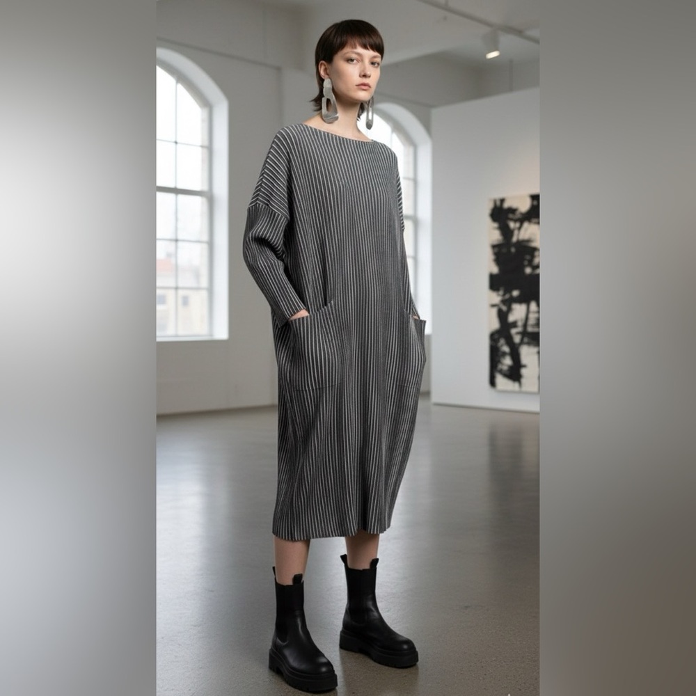 SPECCHIO Pleats Grey and White Micropleat Stretch Dress Size 40/ US M